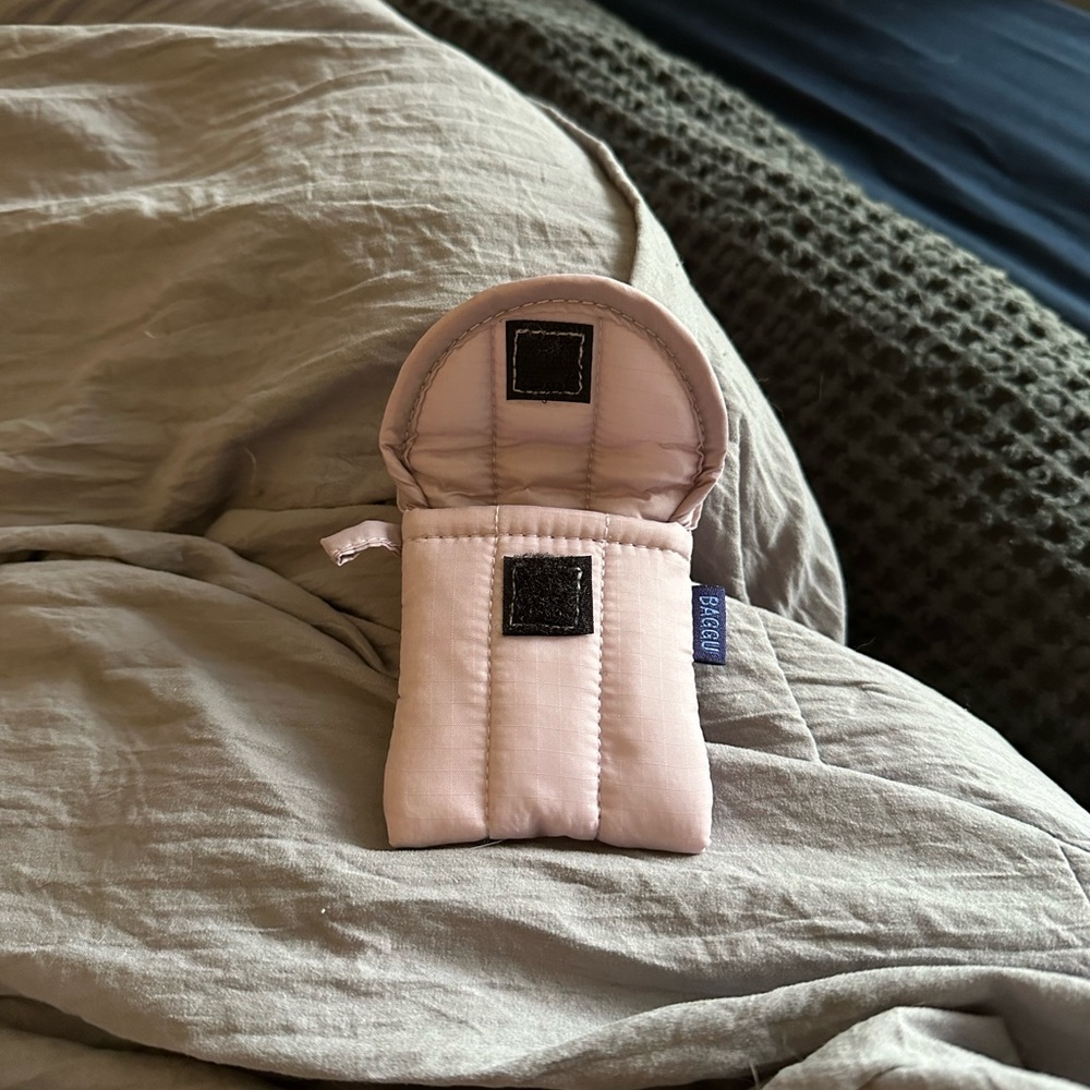 BAGGU Dusty Pink Airpods Case - Picture 2 of 4